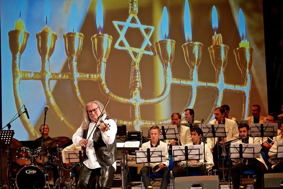 Igor Epstein playing violin with other musicians on stage